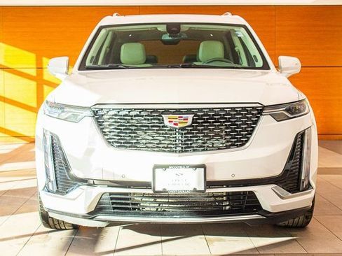 Used 2022 Cadillac XT6 Premium Luxury image 2