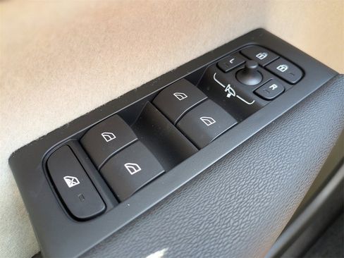 New 2026 Volvo XC40 B5 Plus w/ Climate Package image 24