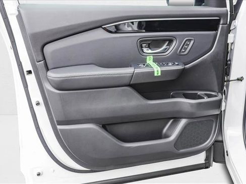 New 2025 Honda Pilot Touring image 11