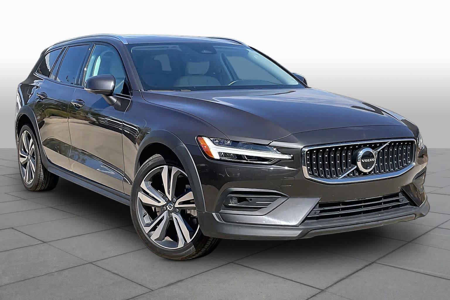 Used 2025 Volvo V60 B5 Cross Country Plus AWD/4WD image 3