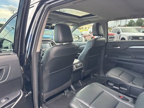 Used 2018 Toyota Highlander XLE image 14