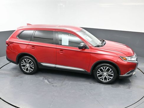 Used 2018 Mitsubishi Outlander ES image 46