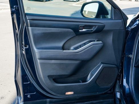 Used 2022 Toyota Highlander XLE image 9