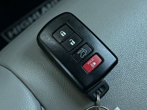 Used 2019 Toyota Highlander XLE FWD image 28