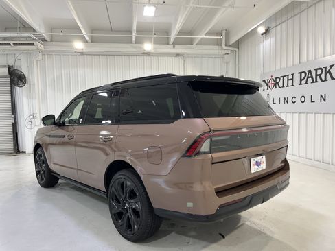 Used 2025 Lincoln Navigator Black Label image 4