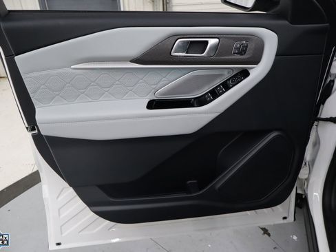 Certified 2025 Ford Explorer Platinum w/ Ultimate Package AWD/4WD image 14