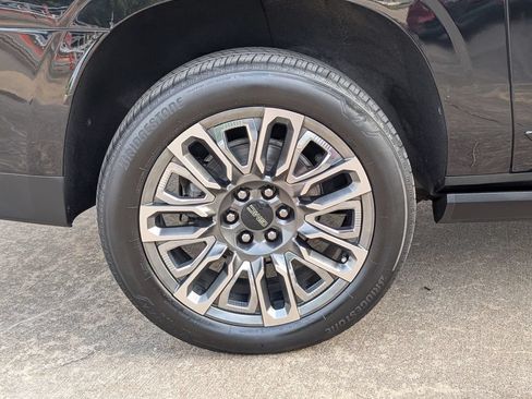 Used 2023 GMC Yukon XL Denali Ultimate AWD/4WD image 3
