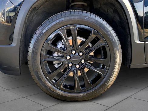 Used 2022 GMC Acadia SLE w/ Driver Convenience Package FWD image 10