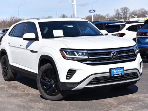Certified 2023 Volkswagen Atlas Cross Sport SE w/ Panoramic Sunroof Package image 2