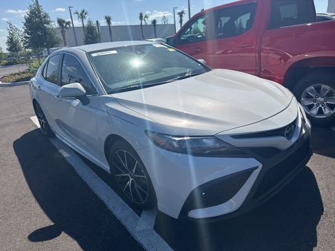 Used 2023 Toyota Camry SE image 3