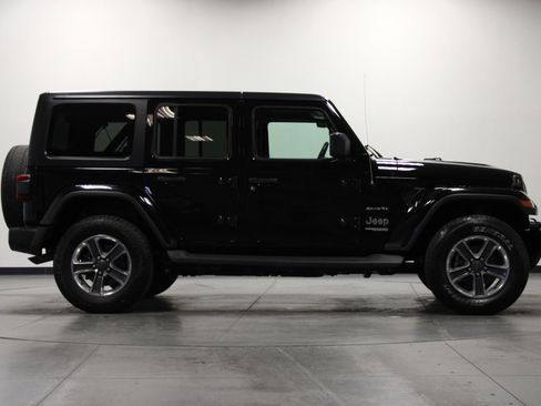 Used 2018 Jeep Wrangler Unlimited Sahara w/ LED Lighting Group AWD/4WD image 3