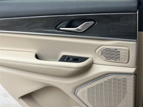 Used 2021 Jeep Grand Cherokee L Limited image 19