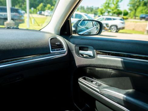 Used 2017 Chrysler 300 C RWD image 29