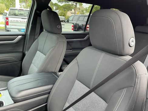 Used 2025 GMC Acadia Elevation image 28