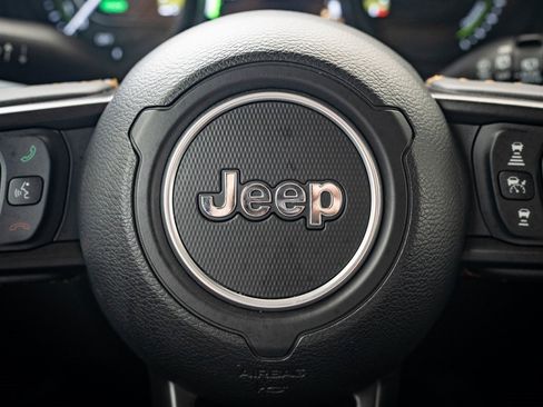 Used 2024 Jeep Wrangler Unlimited image 28