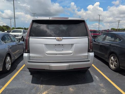 Used 2020 Cadillac Escalade 2WD image 3