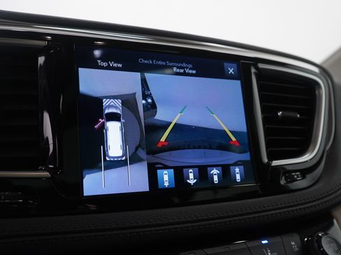 Used 2017 Chrysler Pacifica Limited image 26