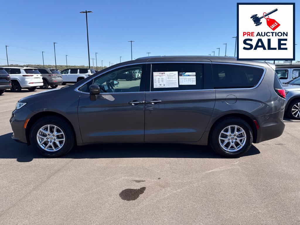 Used 2021 Chrysler Pacifica Touring-L FWD image 2