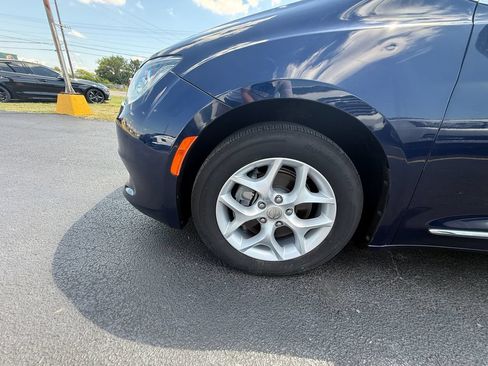 Used 2017 Chrysler Pacifica Touring-L w/ Tire & Wheel Group FWD image 10