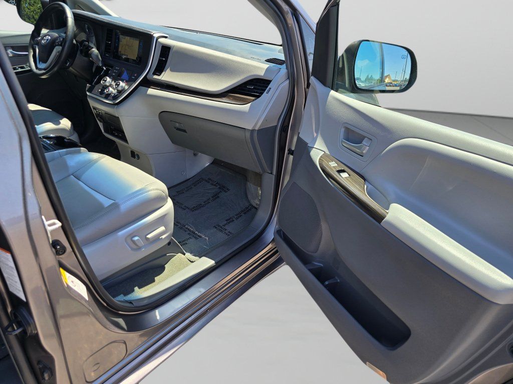 Used 2017 Toyota Sienna XLE Premium FWD image 49