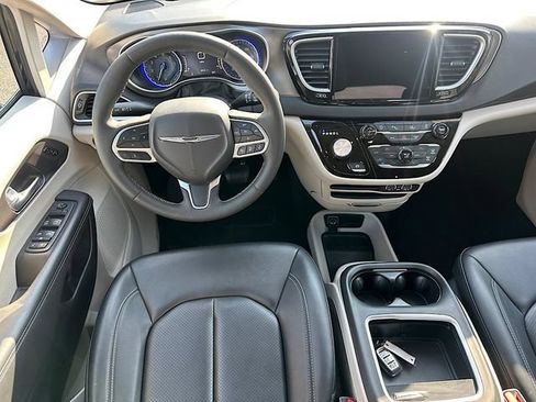 Used 2024 Chrysler Pacifica Touring-L FWD image 19