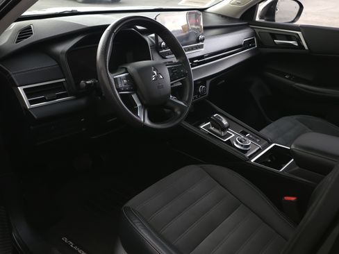 Used 2023 Mitsubishi Outlander SE image 10