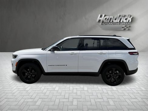 Used 2023 Jeep Grand Cherokee Altitude AWD/4WD image 7