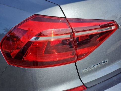 Used 2018 Volkswagen Passat 2.0T SE image 37