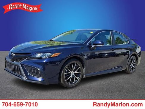 Used 2022 Toyota Camry SE FWD image 1
