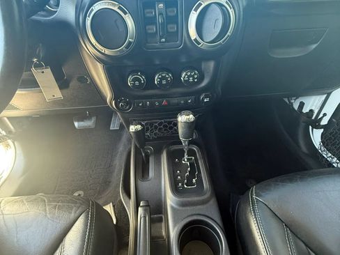 Used 2015 Jeep Wrangler Unlimited Sahara w/ Dual Top Group AWD/4WD image 19