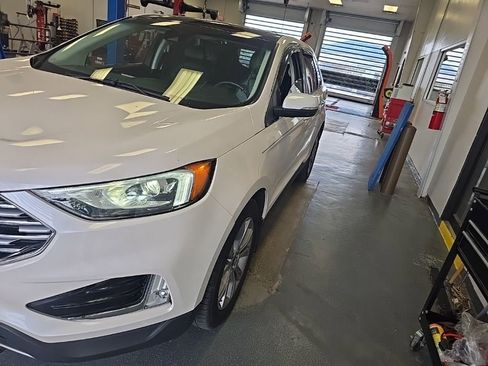 Used 2019 Ford Edge Titanium FWD image 3