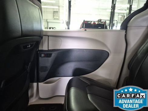 Used 2023 Chrysler Pacifica Touring-L FWD image 27