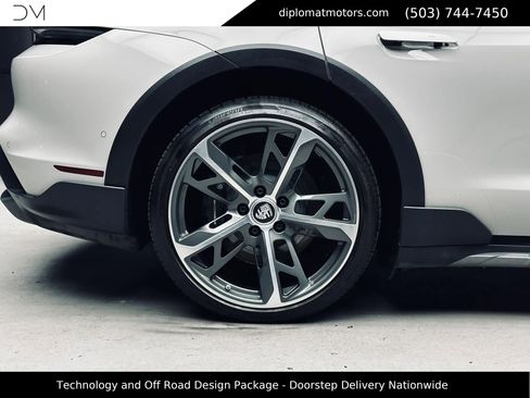 Used 2024 Porsche Taycan 4 Cross Turismo w/ Technology Package (P6F) image 43