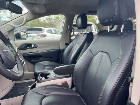 Used 2024 Chrysler Pacifica Touring-L image 3