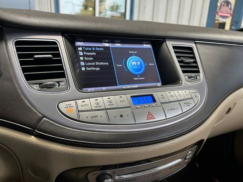 Used 2011 Hyundai Genesis 4.6 image 24