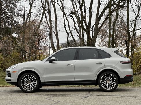 Certified 2022 Porsche Cayenne Platinum Edition image 2