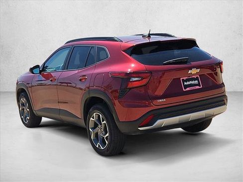 Used 2025 Chevrolet Trax LT FWD image 8