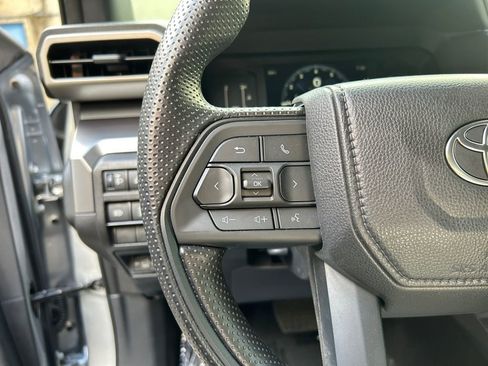 Used 2025 Toyota Tacoma SR5 AWD/4WD image 15