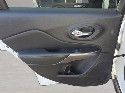 Used 2022 Jeep Cherokee Limited image 21