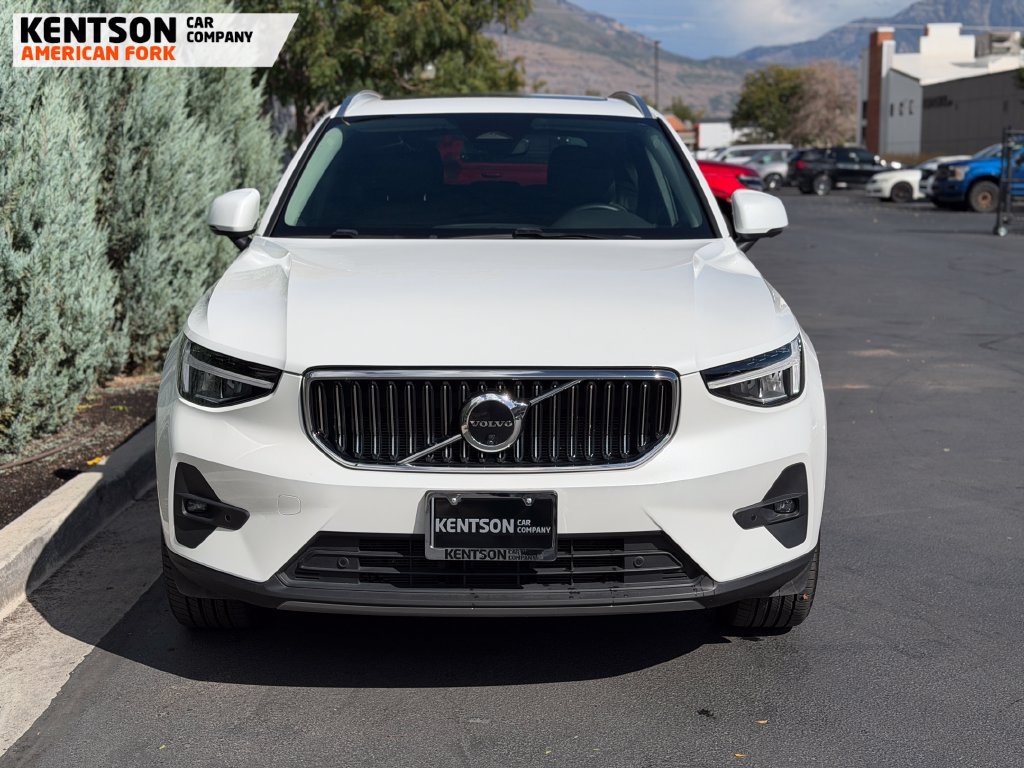 Used 2025 Volvo XC40 B5 Plus AWD/4WD image 2