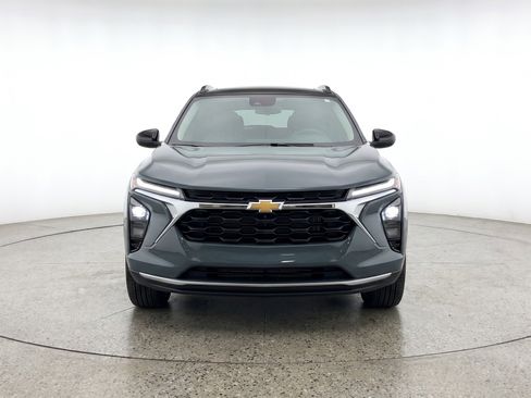 Used 2025 Chevrolet Trax LT w/ LT Convenience Package FWD image 2