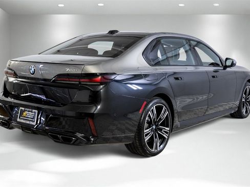 Used 2023 BMW 760i xDrive w/ Executive Package image 7