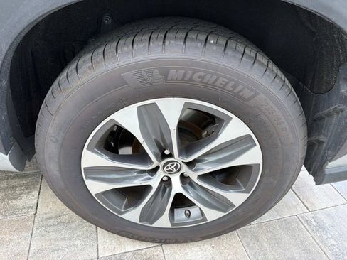 Used 2021 Toyota Highlander XLE FWD image 34