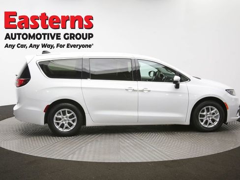 Used 2023 Chrysler Pacifica Touring-L image 45