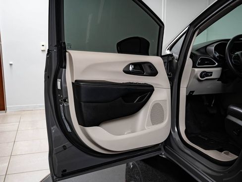 Used 2022 Chrysler Pacifica Touring-L FWD image 26