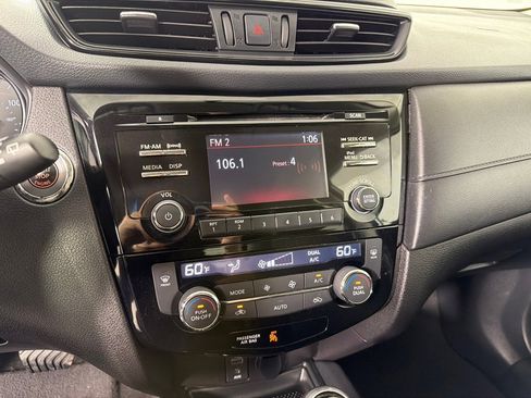 Used 2017 Nissan Rogue SV image 16