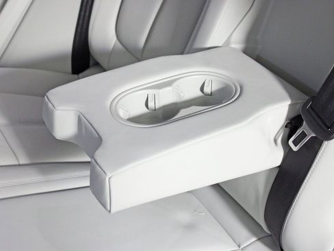 Certified 2025 Porsche Macan image 36