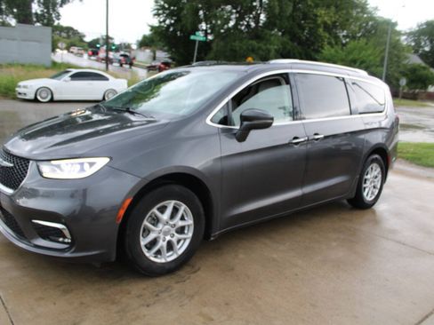Used 2021 Chrysler Pacifica Touring-L FWD image 4