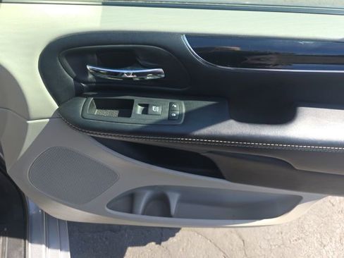 Used 2019 Dodge Grand Caravan SXT FWD image 28