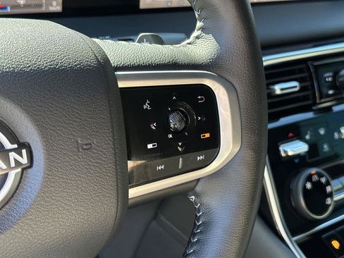 Used 2025 Nissan Armada SL image 24